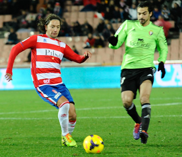 Iturra controla el esférico presionado por un jugador de Osasuna (BALDOMERO)
