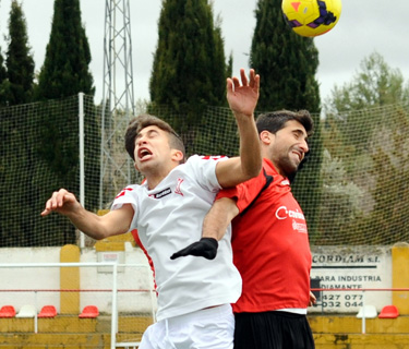 Un lance del derbi en el San Miguel de Cúllar Vega (BALDOMERO)