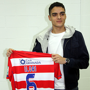 Illori luce la camiseta del Granada CF en su presentación