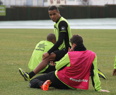 El Arabi estira tras el entrenamiento de hoy (GRJ)