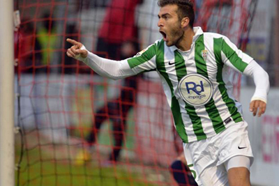 Armando celebra un tanto con el Córdoba 