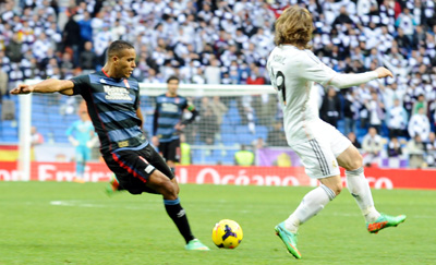 El Arabi en una acción del encuentro ante el Real Madrid (JOSÉ M. BALDOMERO)