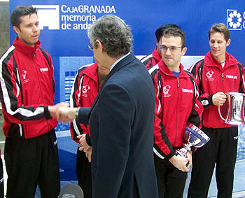 El presidente de CajaGRANADA saluda a Samsovov (GRJ)