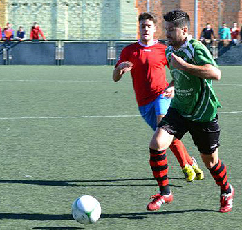 Pincho Molinero con el balón en el partido ante el Churriana CF (LÁZARO)