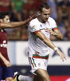 Yebda celebra el tanto cosneguido en el primer partido de liga 