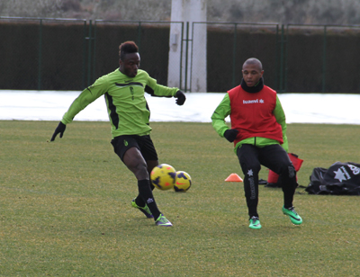 Cuero y Brahimi pugnan por un balón 