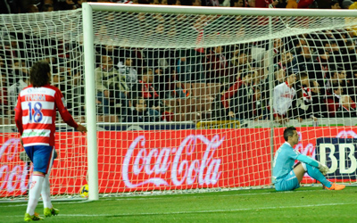 Roberto no puede evitar el gol de la victoria del Celta (BALDOMERO)