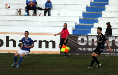 Vitu busca el balón ante el lojeño Seco 