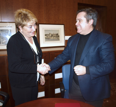 Manuela Suarez y Aurelio ureña tras la firma del convenio 