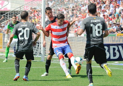 Riki, rodeado de rivales en el partido de ida (BALDOMERO)