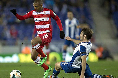 Brahimi evita una entrada de un jugador del Espanyol (LIGABBVA.COM)