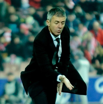 Lucas Alcaraz da intrucciones desde la banda (ARCHIVO)