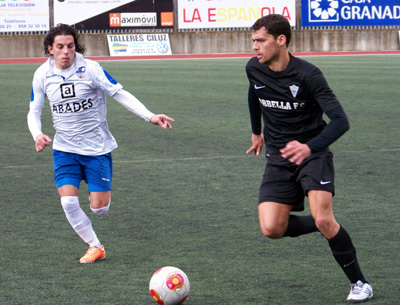 David Gámiz trata de frenar a un rival (MARCE CASTILLO)
