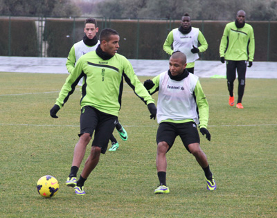 Brahimi presiona a El Arabi durante un entrenamiento 