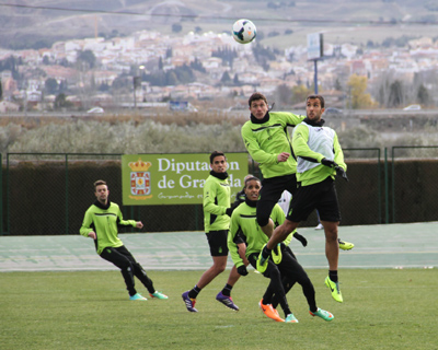 Los jugadores luchan por alcanzar un centro (GRJ)