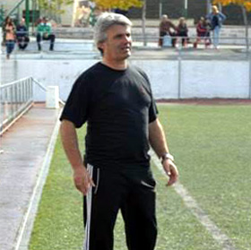 Luis Navarro observa un encuentro de su equipo desde la banda 