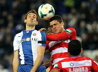 Ilori despeja un balón aéreo en Cornellá 