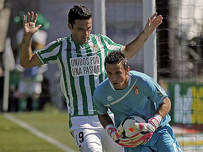 Roberto en una acción del encuentro de la primera vuelta