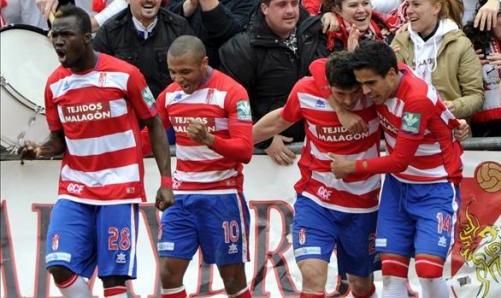 Los rojiblancos celebran el tanto de Piti. (LigaBBVA.COM)