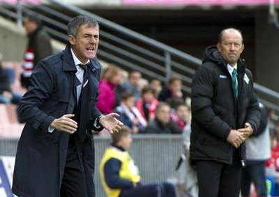 Lucas Alcaraz en la banda junto al técnico visitante Calderón