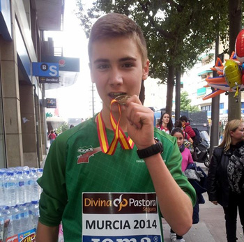 Dani Oliva posa con su medalla de campeón nacional 