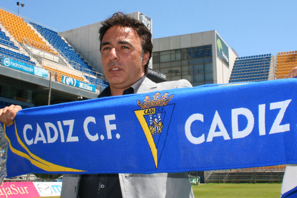 Quique Pina, presidente del Granada CF, con la bufanda del Cádiz CF (ARCHIVO)