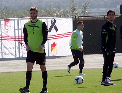 Fran Rico tras hablas con el médico esta mañana en el entreno (GRJ)