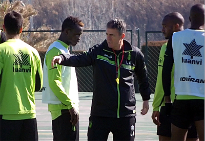 Alcaraz corrigue la posición a sus jugadores en el entreno de esta mañana