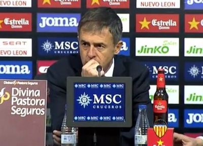 Lucas Alcaraz durante la rueda de prensa en Mestalla