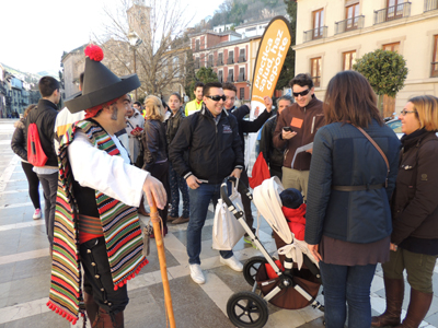 Chorrojumo junto a uno de los grupos participantes 