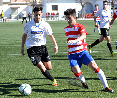 Una jugada del derbi provincial de la jornada (LÁZARO)