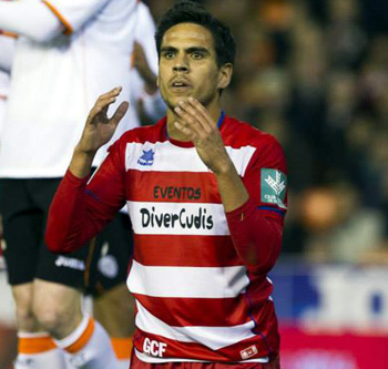 Recio de rodillas en el choque ante el Valencia  