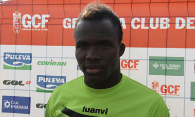 Fatau atiende a los medios tras el entrenamiento (GRJ)