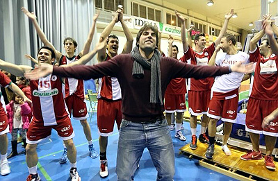 El equipo celebra la victoria contra el Unicaja (F. RODRÍGUEZ)
