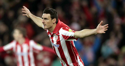 Aduriz celebrando uno de los tres tanto ante el Granada CF