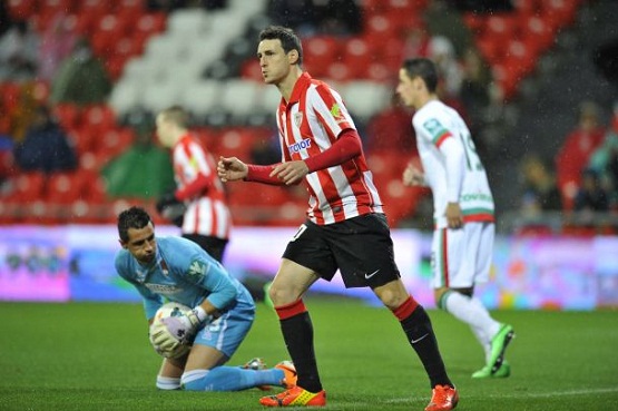 Roberto atrapa un balón ante el lamento de Aduriz