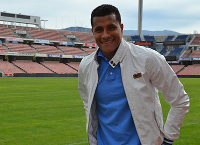 Murillo posa en Los Cármenes tras ampliar su contrato (GRANADA CF)