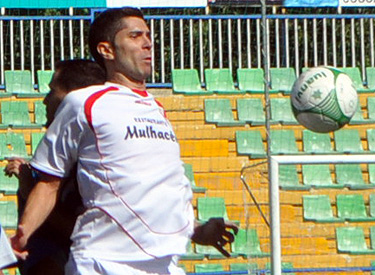 Ubric trata de controlar el balón con el pecho 