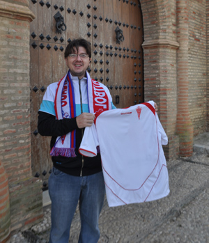 Sergio Ruiz posa con una camiseta del Guadix 