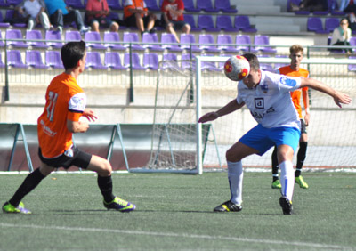 Nino toca de cabeza ante un malagueño