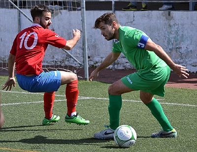 Javi Gallo recorta ante un jugador churrianero (LÁZARO)
