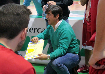 Pablo Pin da instrucciones durante un tiempo muerto (J. M. ROMERO) 