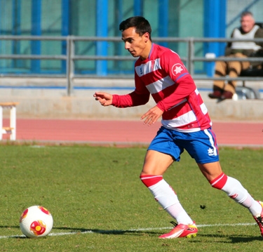 Álvaro controla un balón con el Granada B (ROMERO)
