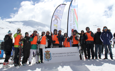 Granados junto a algunos de los participantes en los cursos de esquí 