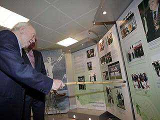 Di Stefano contempla la exposición de la historia blanca