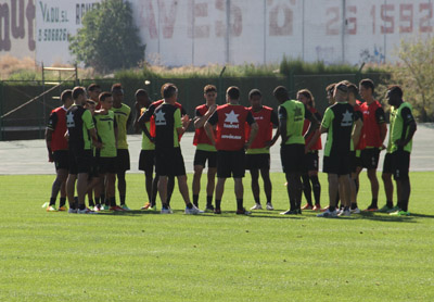 Alcaraz da instrucciones durante un entrenamiento (GRJ)