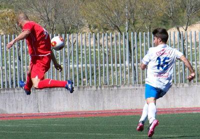 El visitante Domingo toca el balón ante Del Moral (MARCE CASTILLO)