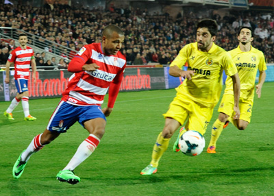Brahimi se escapa de dos defensas (BALDOMERO)