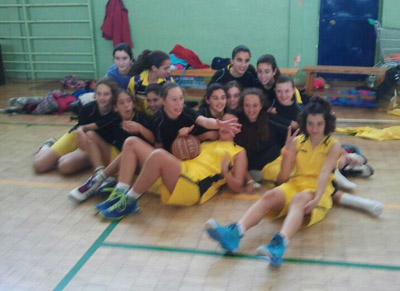 El equipo del CD Presentación celebra su título 
