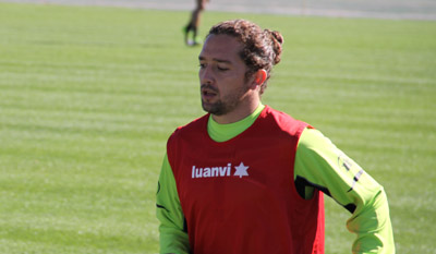 Iturra durante un entrenamiento con el Granada 